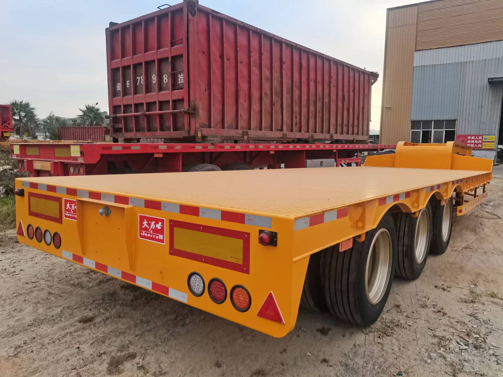 treakslet lobbet lowboy lavlaster semitrailer er ferdig og klar for levering